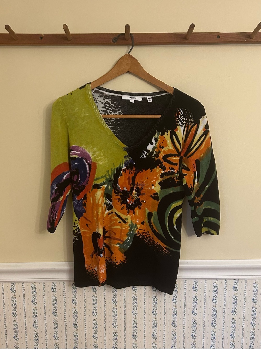 VINTAGE Vertigo Paris V-neck Floral Sweater